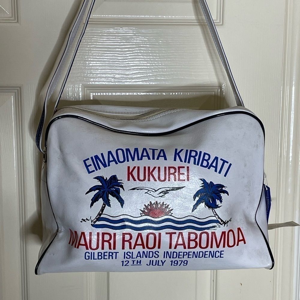 VTG & Rare Gilbert Islands Travel Bag ￼ Independence Day, 1979 Vinyl Medium‌‌‍‍‍ - Picture 9 of 12